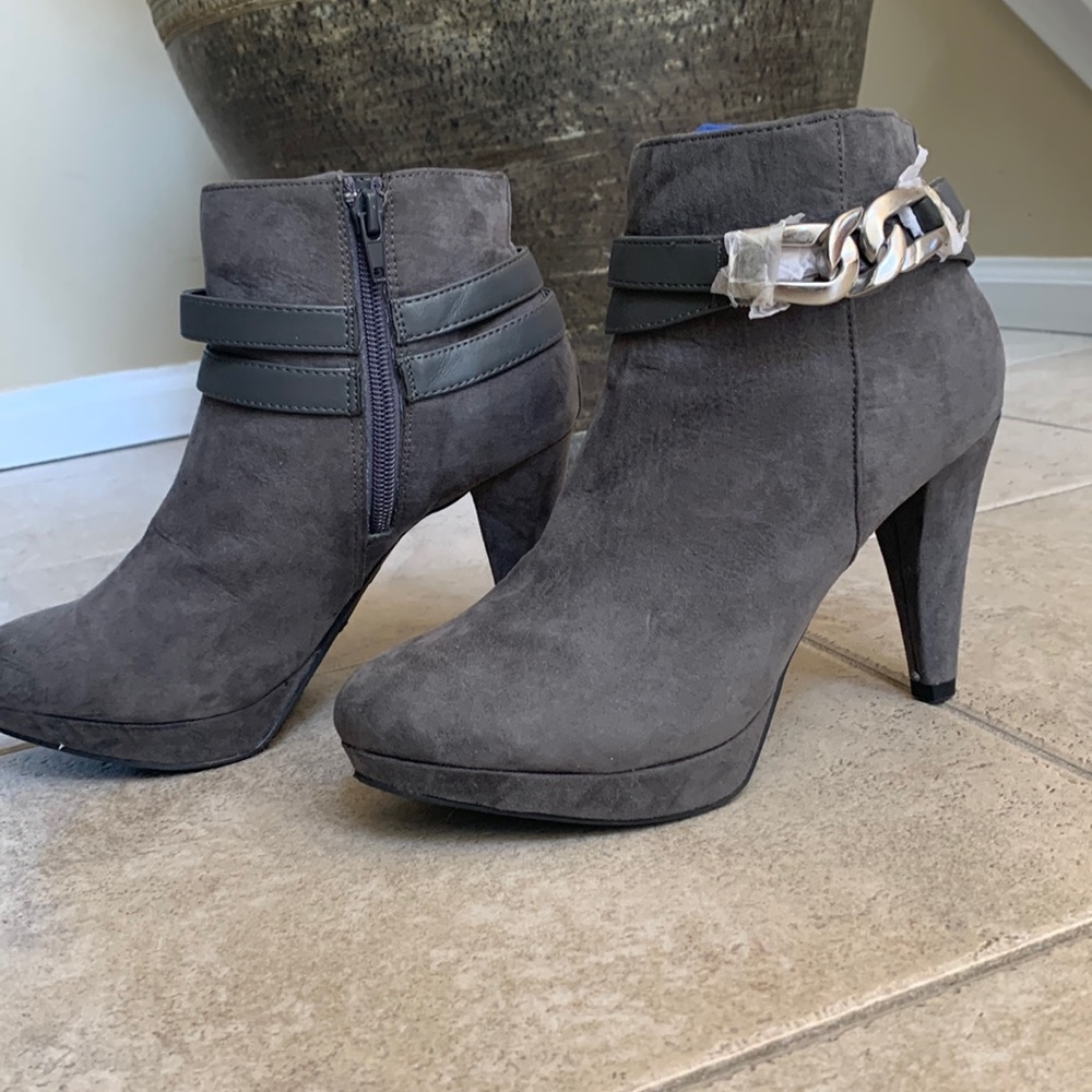 Covington Woman’s grey Booties. GREAT Condition - Picture 1 of 6